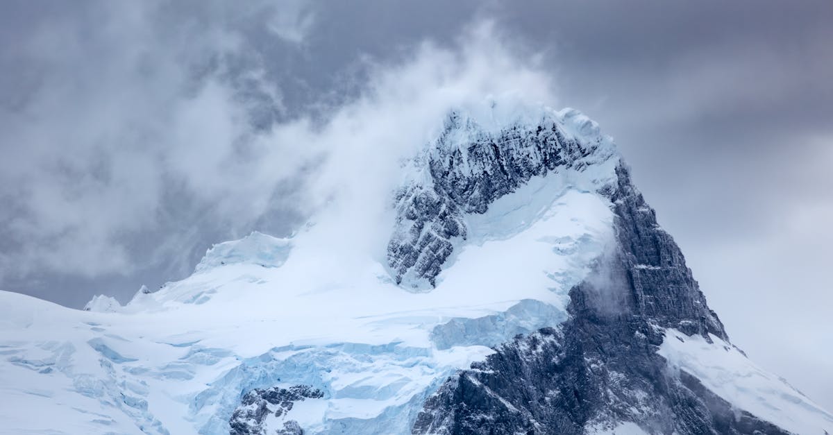 explorez les extrêmes climatiques : phénomènes dévastateurs, impacts sur notre planète et solutions innovantes pour un avenir durable.