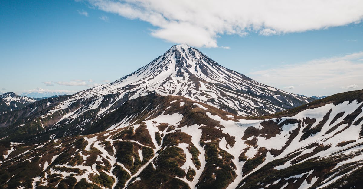 découvrez l'univers fascinant des glaciers, ces majestueuses formations de glace qui façonnent nos paysages. apprenez-en plus sur leur formation, leur impact sur l'environnement et les enjeux liés au changement climatique. plongez dans ce monde glacé et admirez la beauté des icebergs et des paysages polaires.