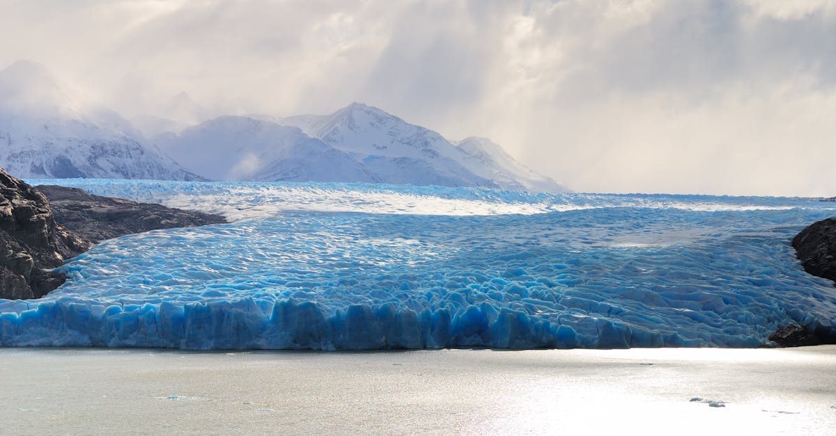 découvrez le monde fascinant des glaciers : formations impressionnantes de glace, leur impact sur l'environnement et les communautés, ainsi que les défis liés au changement climatique. plongez dans l'univers glacé et apprenez comment préserver ces merveilles naturelles.