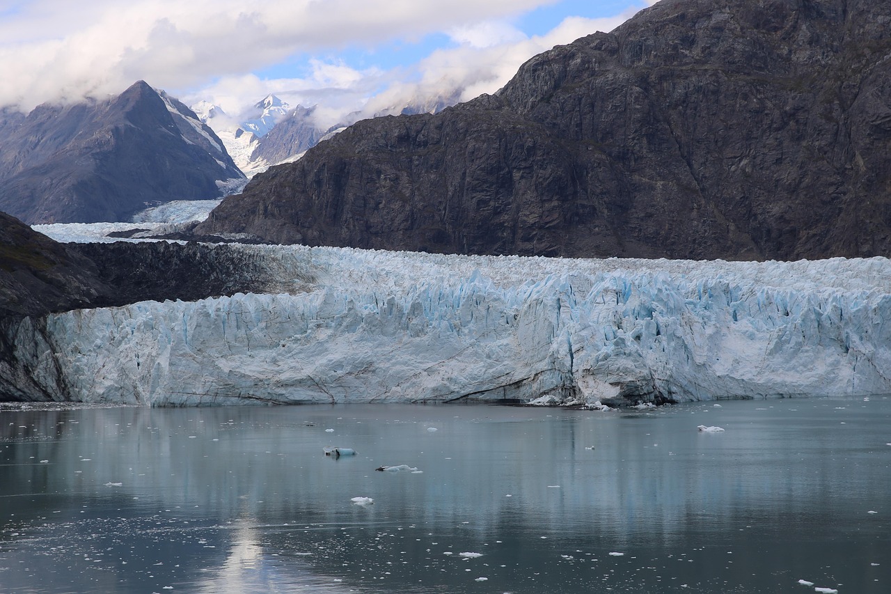 découvrez les glaciers, ces masses de glace majestueuses façonnant nos paysages, témoins du changement climatique et sources d'eau vitale.