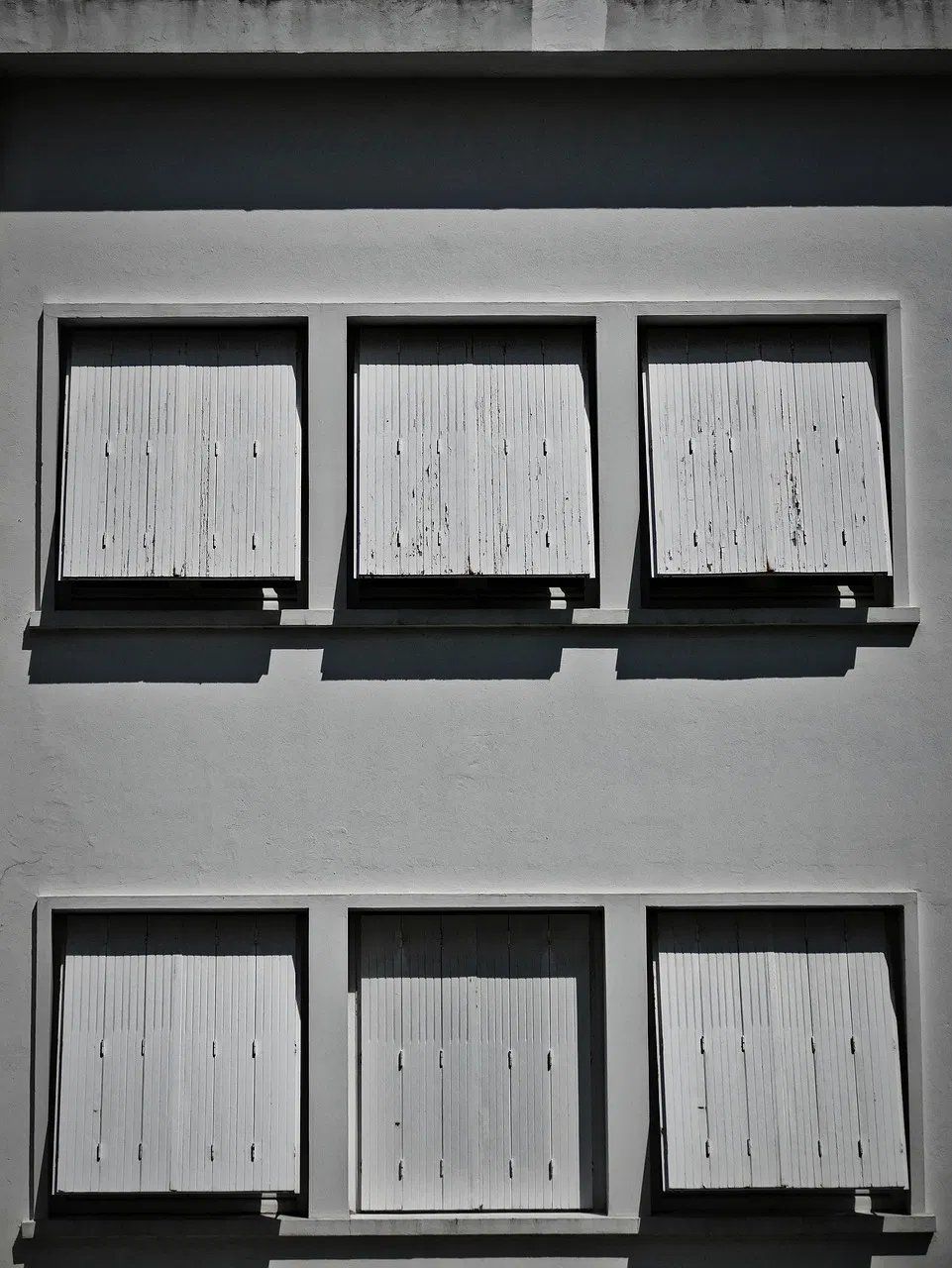 Les volets roulants électriques délaissés : le retour en force du système en bois traditionnel sur nos façades