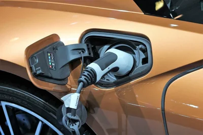 Voiture électrique ou hybride : comment choisir le modèle adapté à vos besoins en 2025 ?